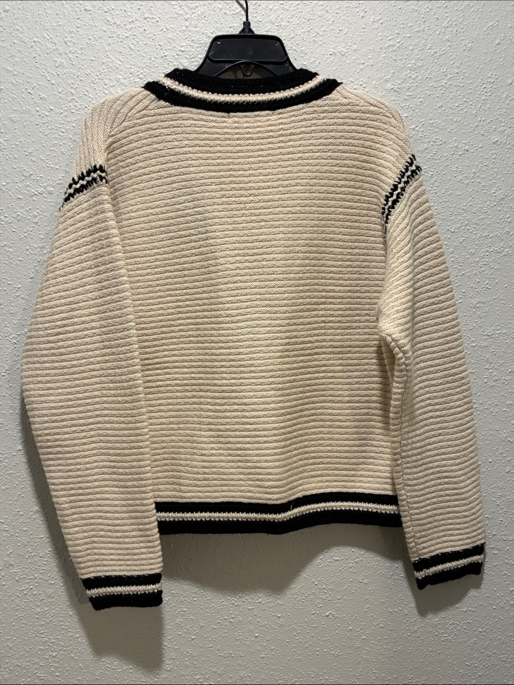 Heartloom cream V-neck cardigan with black trim - Picture 3 of 4